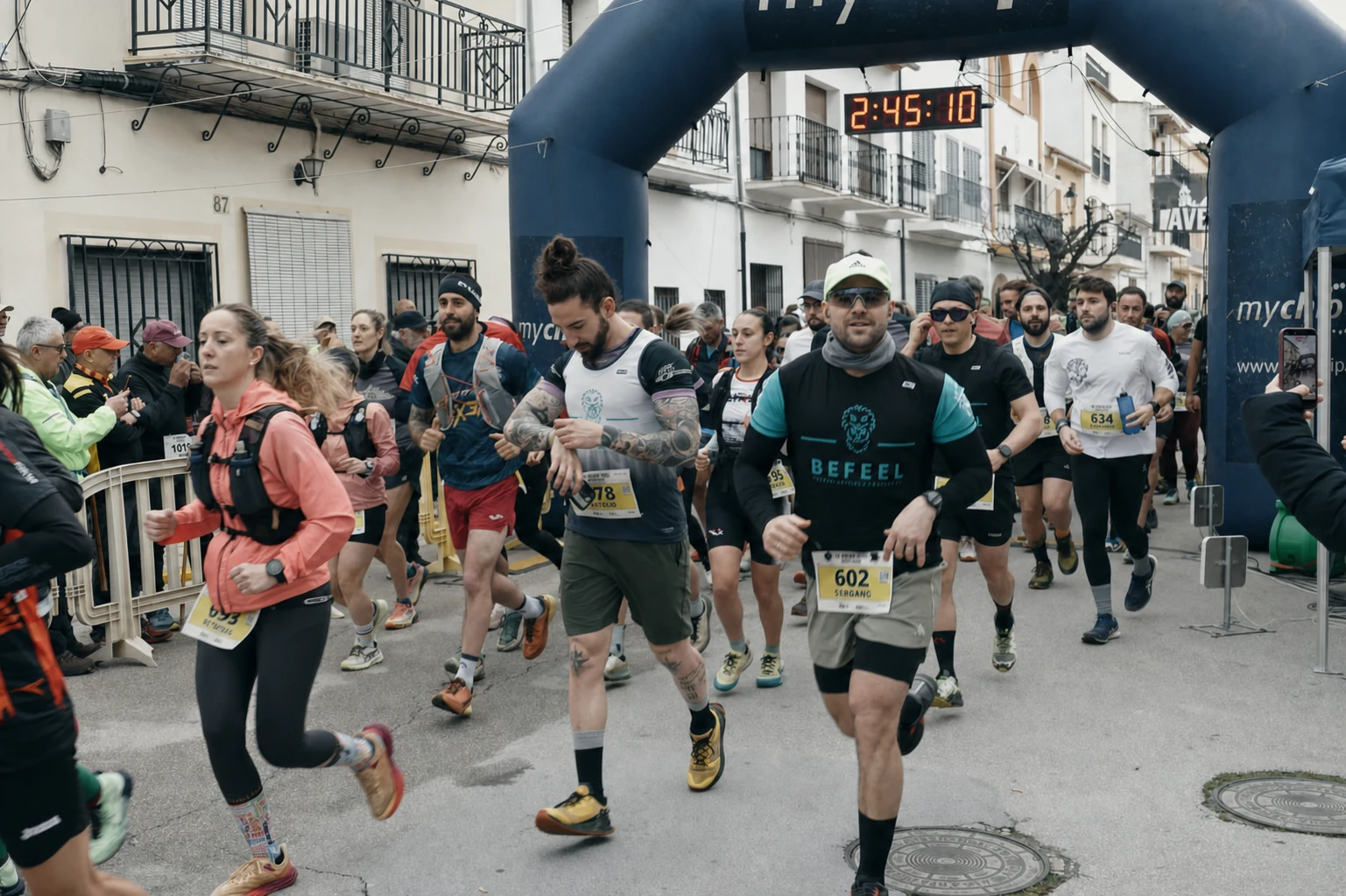 Grupo de corredores participando en una carrera popular con BEFEEL Running Club